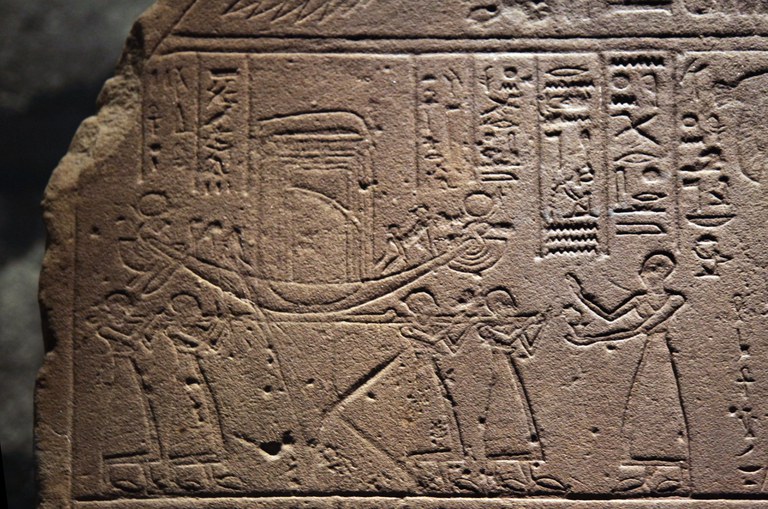 Prozession im Bildfeld der Bentresch-Stele, Quelle: Rama - Eigenes Werk, CC BY-SA 3.0 fr, https://commons.wikimedia.org/w/index.php?curid=87461907 Bildfeld der Bentresch-Stele, Ausschnitt